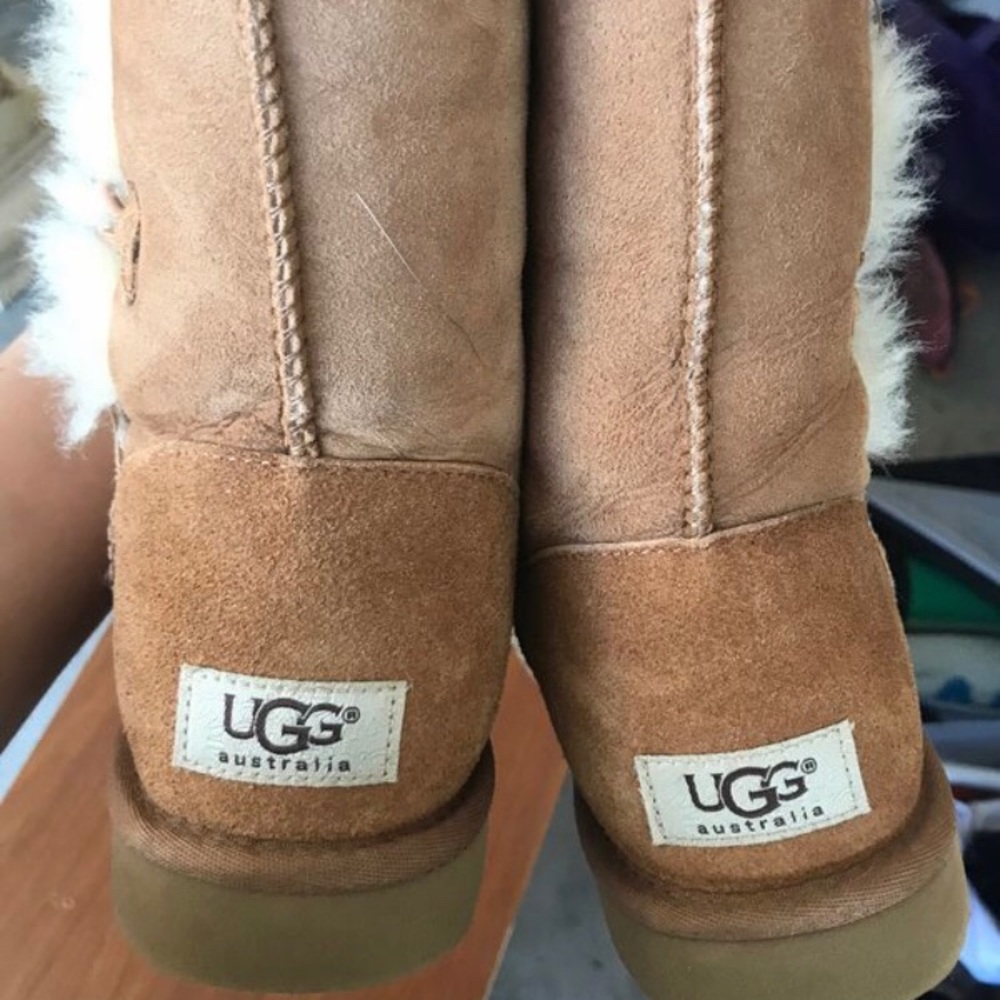 Bailey Button Chestnut Uggs - image 4